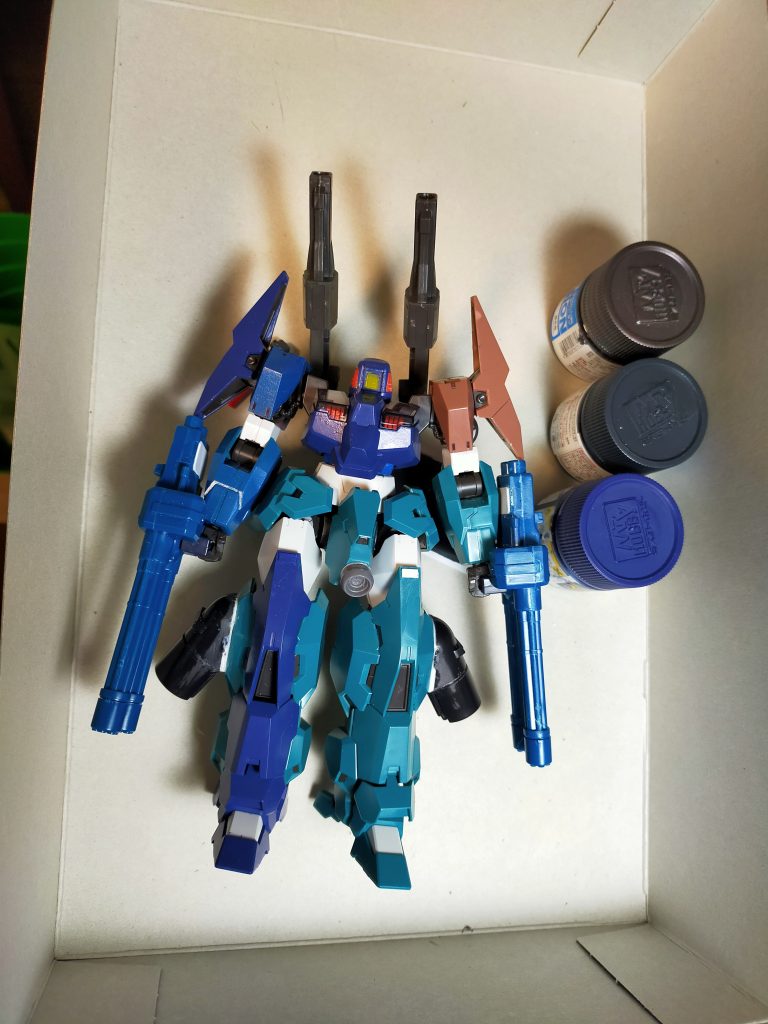 足はガンタンクのブースターつけたり、肩と頭をルブリスソーン・リーオーのものに変更しました。ほぼルブリスウルですね笑色はネイビーブルーとティターンズブルー2を使用しました。あとちょっとメタリックを入れたりしました！