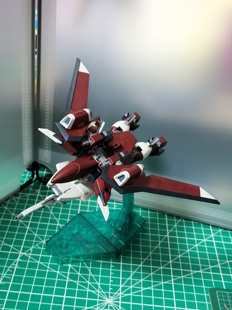 額のパーツが無くてもわからない飛行形態モード。ライフルのグリップ部分を盾のキツめの窪みにはめ込むので塗装が剥げないか不安になります。