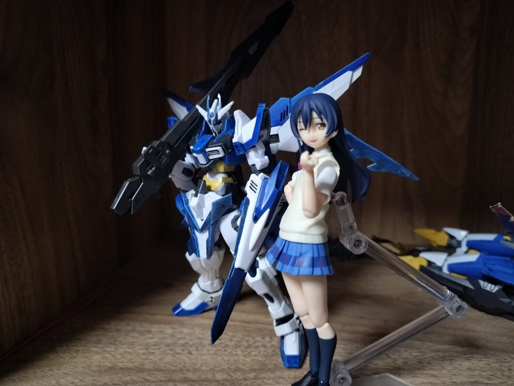 以上、「 ガンダムアルクス」でした！！以前から推し専用のガンプラを作りたかったので、第一弾として「 ラブライブ！」よりμ'sのメンバー園田海未の専用機を製作しました。園田海未の専用機ということで、カテドラルガンダムをベース機とすることは計画段階で決定していて、そこにトランジェントガンダムグレイシャー、トライバーニング等をミキシングして今の形になりました。技術が未熟なので粗さが目立つと思いますが、楽しんでいただけたら幸いです。