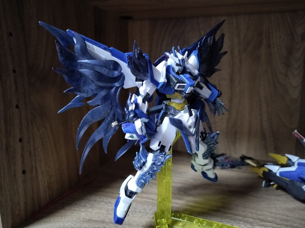 特殊システム・バーニングバーストシステムトライバーニングガンダムやディナイアルガンダムと同じく、機体内部の粒子を全面開放する。この機体の場合、濃紺色の炎が機体各部から放出される。