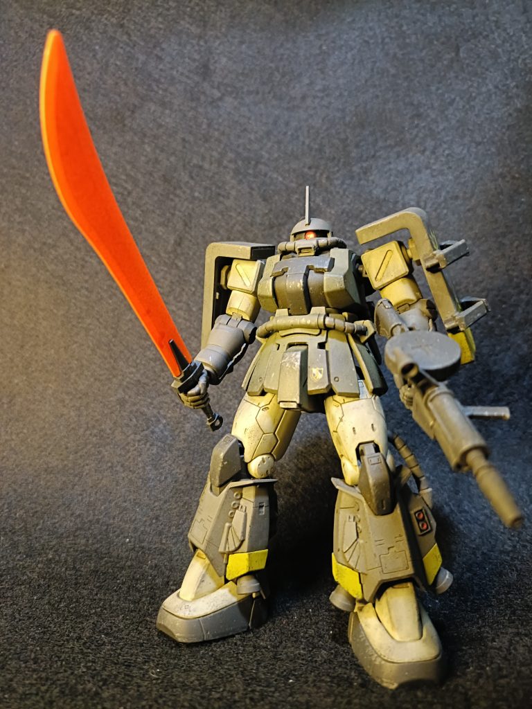 正面。両肩シールドにヒートソードが特徴的な０６Rです。Ｆ２ザクと黒い三連星０６Ｒのミキシングとなってます。