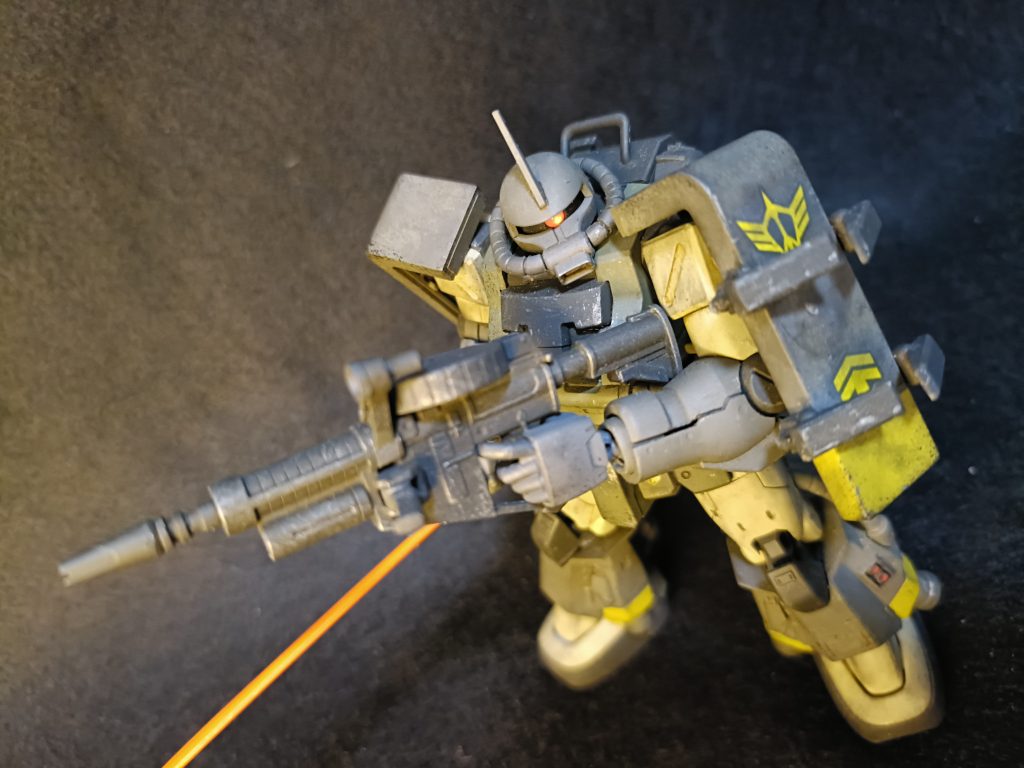 左肩シールドにはザクマシンガンをホールドする懸架アームがついてます。マシンガンとシールドに磁石埋め込んでますので装着することもできます。