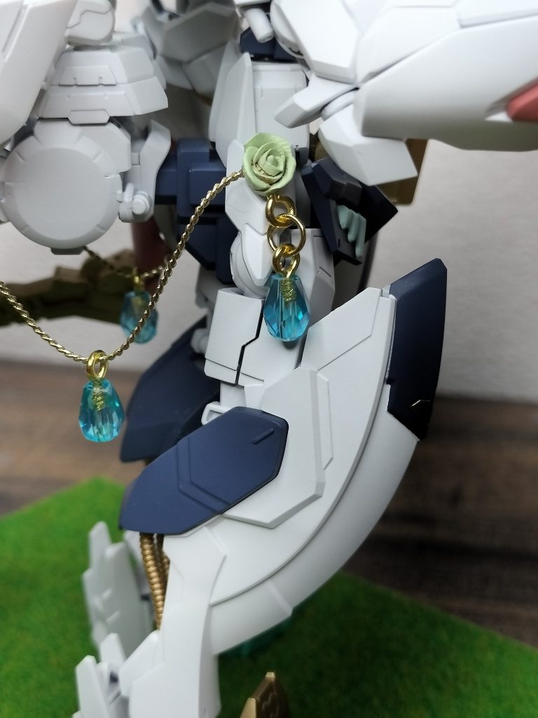 ビーズやチェーンも使用して装飾を増やしてます。