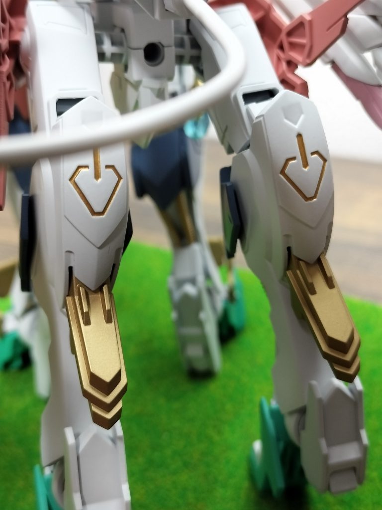 細かい金部分は水性塗料で筆塗りしてます。