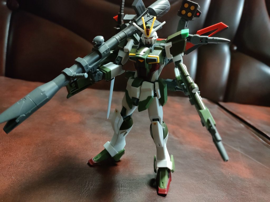 インパルスが配備された時代に、プランの一つにあった未使用のシルエットであり、オーブに回収・改良された後に世界平和監視機構コンパスでの運用を予想して、改めて開発された。 森林地帯やゲリラ戦を想定したシルエット。アサルトシュラウドの性能と戦略を組み込み、ブラストシルエットをベースにしてソードシルエットから装備を流用し、小回りや使い回しが効く様に調整している。 武装は、ミサイルポッドやロングアーマーシュナイダー&アーマーシュナイダー、爆弾にバズーカーを使い捨てながら戦闘することを想定している。 インパルスのシールドは取り回しの良さを優先する為小型のまま。そして同じくインパルスの標準装備であるビームライフルを2丁携帯。