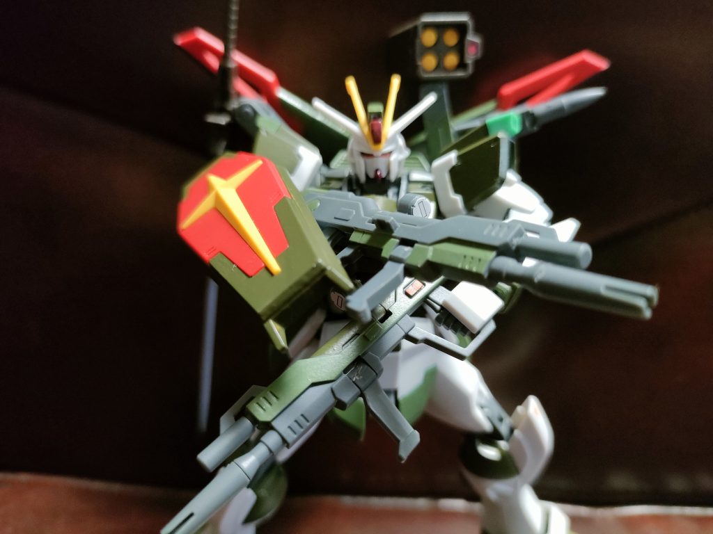 インパルス標準装備のビームライフルを2丁装備。威力が向上しており、使い捨てと取り回しが効くように若干の軽量化が、施されている。 同じく標準装備のシールドも取り回しと長期使用を踏まえて、耐ビームコーティングと防御力が強化されている。