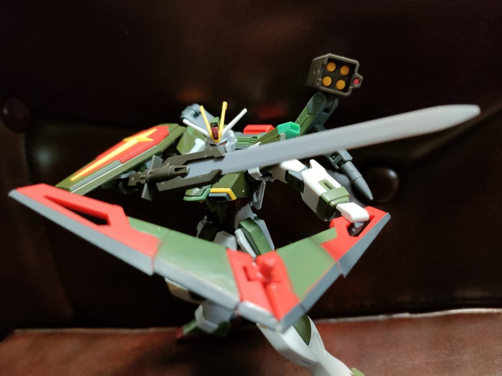 近接武器として、ソードシルエットのバックパックとブーメランを流用。コマンド仕様に合うように調整されており、新規武装のロングアーマーシュナイダーと併用して、近接戦闘に大いに役立つ。