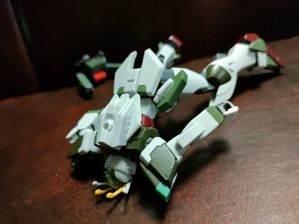 全武装を使い切りエネルギーダウン。森林に潜み、デュートリオンビーム送電システムでエネルギー供給か、母艦に拾われる。