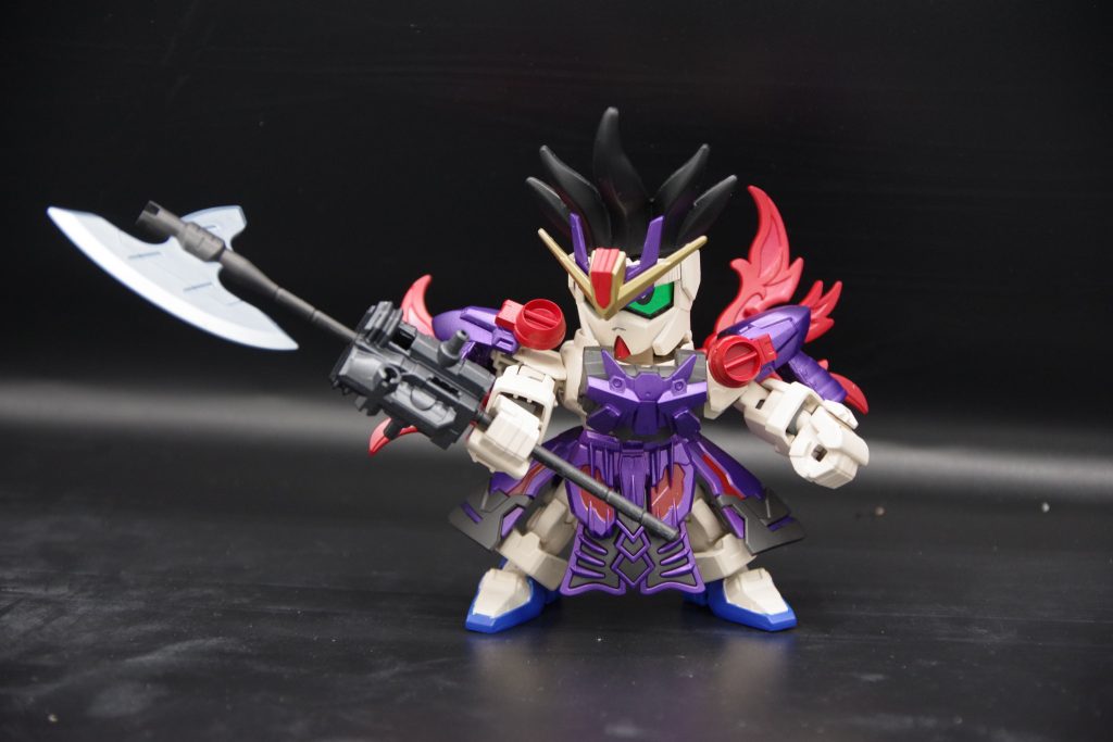 メインウェポンは斧状の武器「大斧戦」を片手で振り回す。