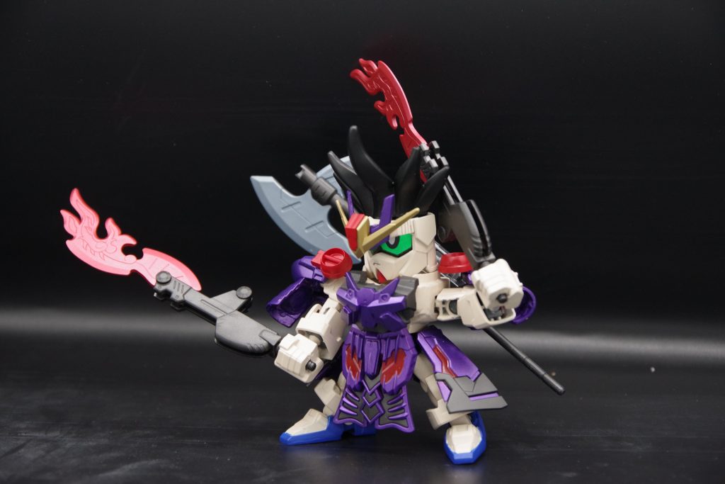 肩鎧から生まれる余剰エネルギーの炎を剣にする「双炎剣」も扱うぞ。