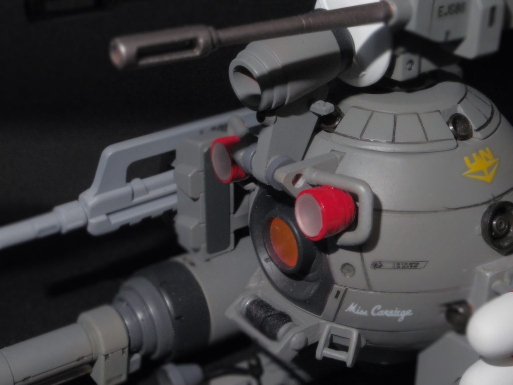 望遠レンズを上に回転させると広角レンズが露出。