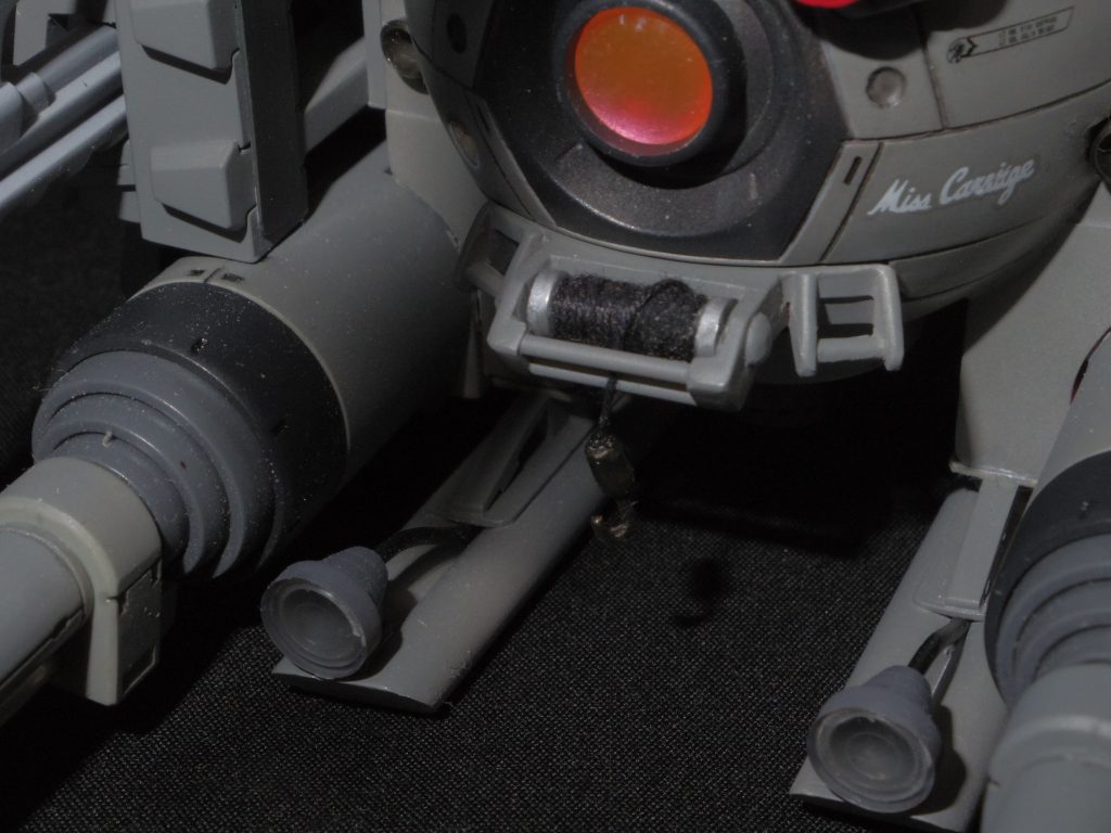 機体の下にヘリのスキッドのようなものと照明を追加。