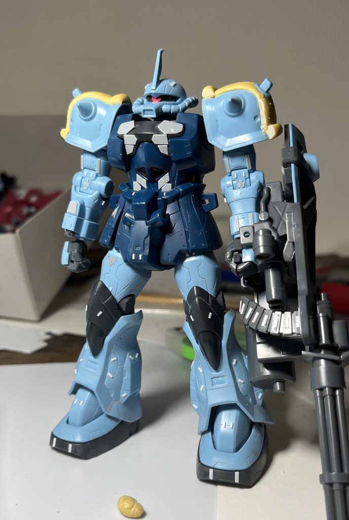 下半身はガイドテープを使って筋彫りしていますがそれ以外は曲面が多かったので(面倒だったので)フリーハンドでやりました。