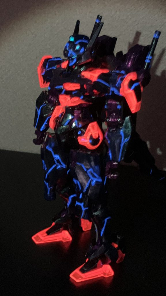 暗闇でブラックライトを当てると蛍光ピンクを塗ったクリアパーツとガイアの蛍光クリアで墨入れした部分が光って映えます。