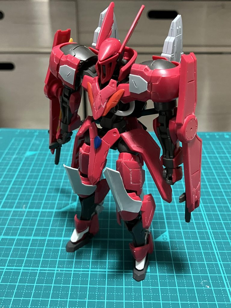 塗装前です。大きい翼は素立ちの時は外しています。一番苦戦した筋彫りは腿です。