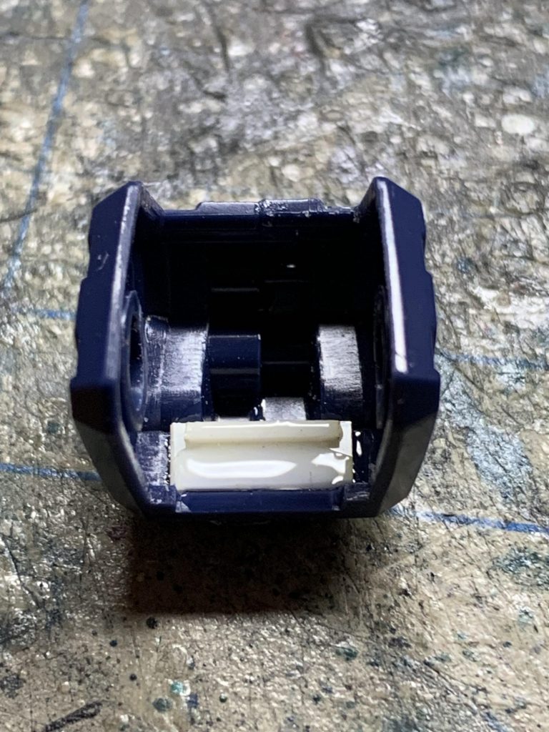 それでは肩アーマーの独立化に移ります。肩アーマー内部の肩ブロックとの接続用ダボを切り飛ばします。それから内側に1mmプラ板とを写真のように貼り付け、その上に0.5mmプラ板をさらに貼り付けます。