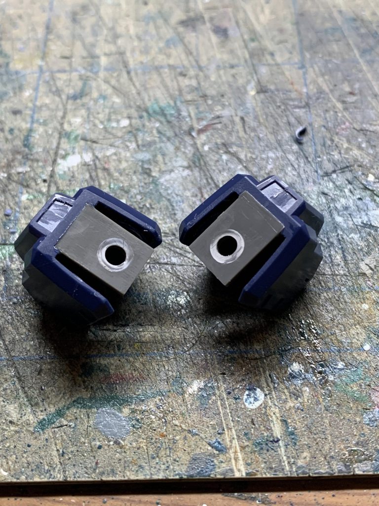 それからプラ板の高さに内側側面を削り込み、ウェーブ製プラサポで軸受けを設置します。内側に貼った0.5mmプラ板はこの角度調整の為です。