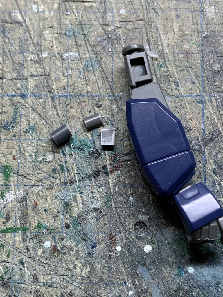 まずは腕から。キットが古い部類なので一度組んでしまうと分解しないと部位ごとに分離できないので、その辺を改修していきます。用意するのはキット自体の3mmランナー。こちらを上腕フレームの肉抜き穴のサイズにカットして縦に二つに割り、肉抜き穴に接着剤塗り込んでから埋め込みます。