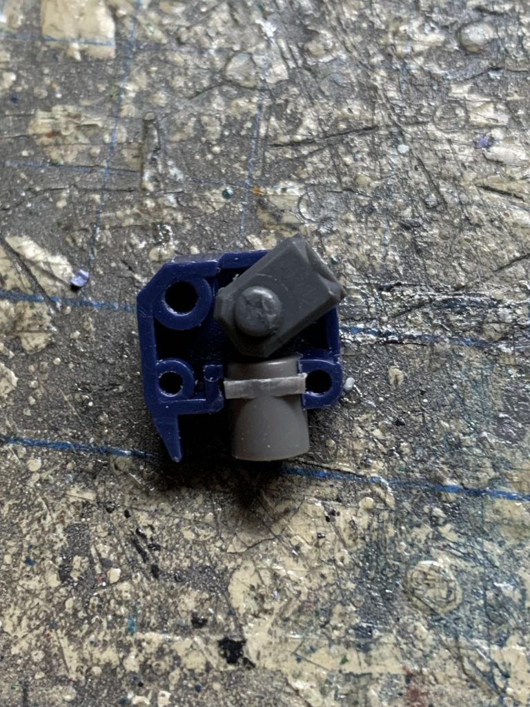 お次は肩ブロック。こちらは上腕接続穴を5mmに広げます。そこへウェーブ製プラサポ(いきなり邪道)を写真のように加工して接着固定します。そのままだとポリパーツと若干干渉して動きにくくなりますが、抑えが効いてテンションが固くなるのでポリパーツを削るかそのままにするかはお好みで。