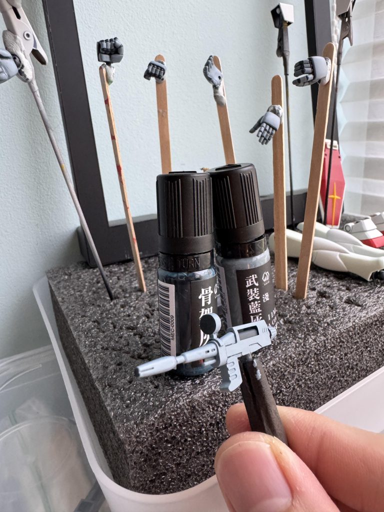 This time I hand-painted some parts of the kit using water-based paint from Taiwan(Legendary Paints/九五二漆): most of the white-coloured parts, all grey/black parts and rifles, and some of the red-coloured parts.