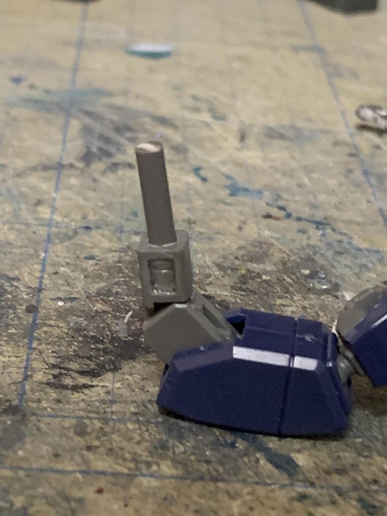 固まったら元の接続ピンを切り飛ばし、3mm穴を掘ってランナーを差し込んで接着固定します。