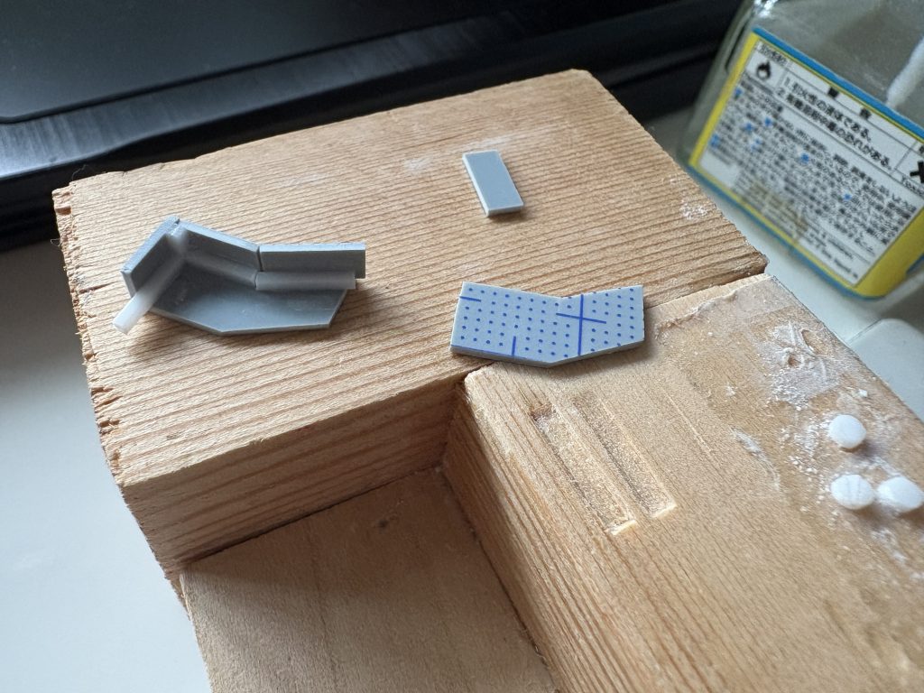 スモークディスチャージャーの箱組み。目盛り付きプラ版は本当に便利だとおもいました。