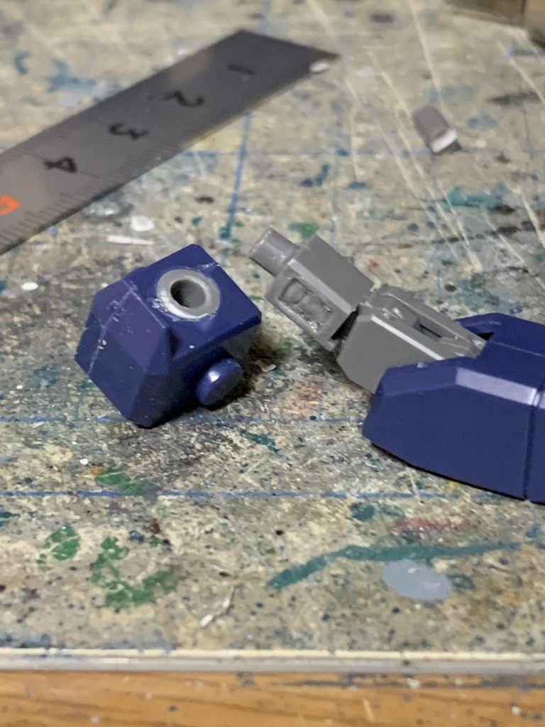 飛び出した部分はカットして面を綺麗に整えます。これで上腕は分離出来るようになりました。