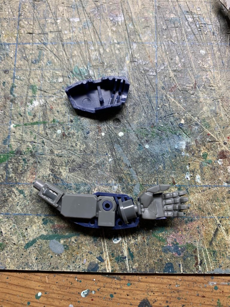 次は下腕と肘ですね。肘関節側を後ハメ出来るように加工します。