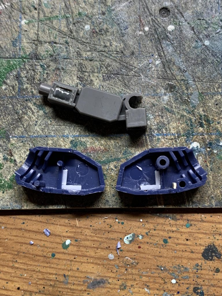 肘関節のダボ穴を軸の太さに合わせてカットし、下腕の内側に1mmプラ棒を貼り付けます。これが後ハメする時に肘関節の固定に役立ちます。