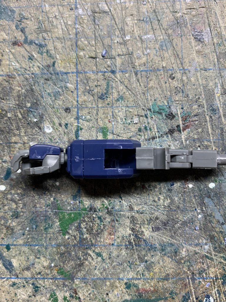 下腕を接着しますが、そのままでは肘関節を差し込むのにクリアランスが足りません。なので開口部を約1mmほど広げます。