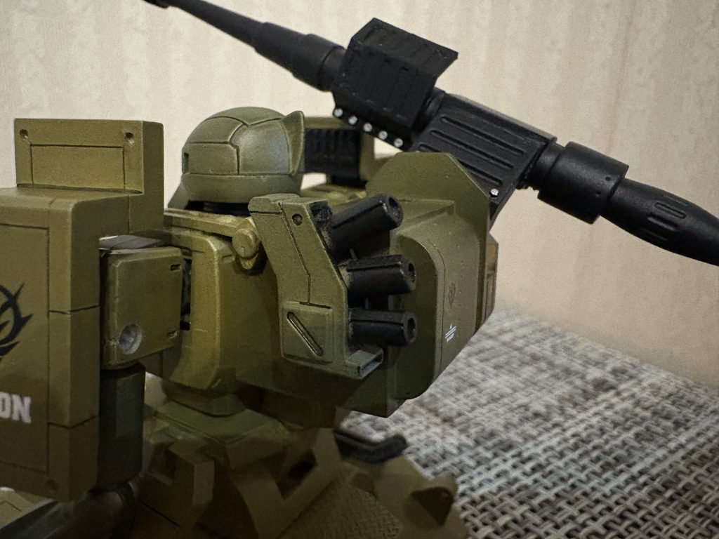 キットのままだと寂しかったため、スモークディスチャージャーをフルスクラッチして取り付けました。実在の戦車を参考にしました。多くは前向きに発煙するよう装着されているようですが、ザクタンクの場合左腕と干渉する為に後ろ向きにせざるを得ませんでした。発射後に機体ごと煙幕に向けてバックする設定と致します。しかし、煙筒を上向きに設置しても良かったですね。