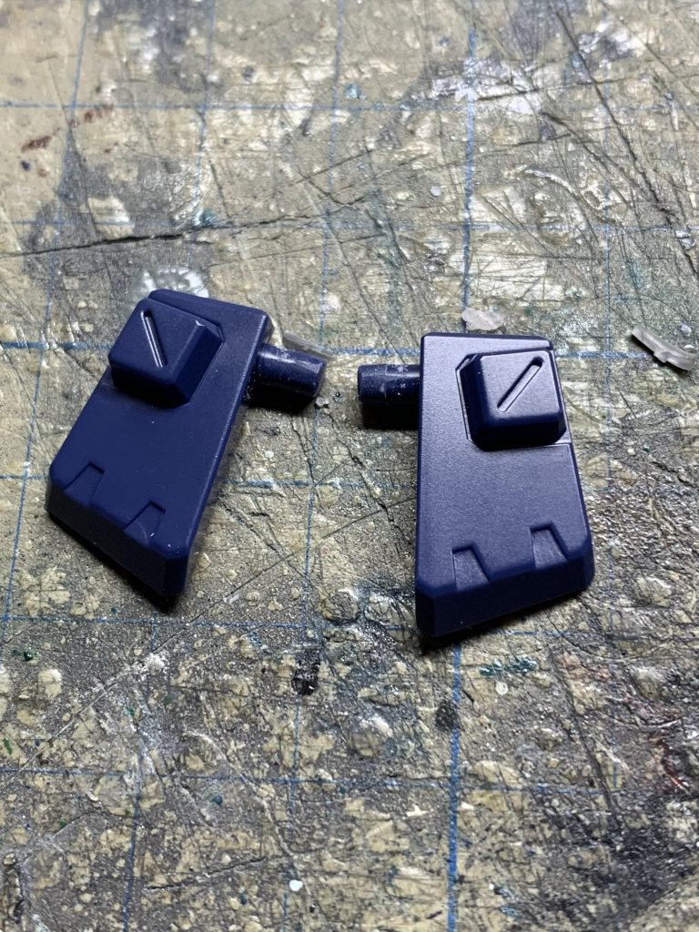 次にフロントアーマーの独立化と後ハメ加工です。写真のように軸の真ん中で切り離して軸の突起をキレイに削り落とします。