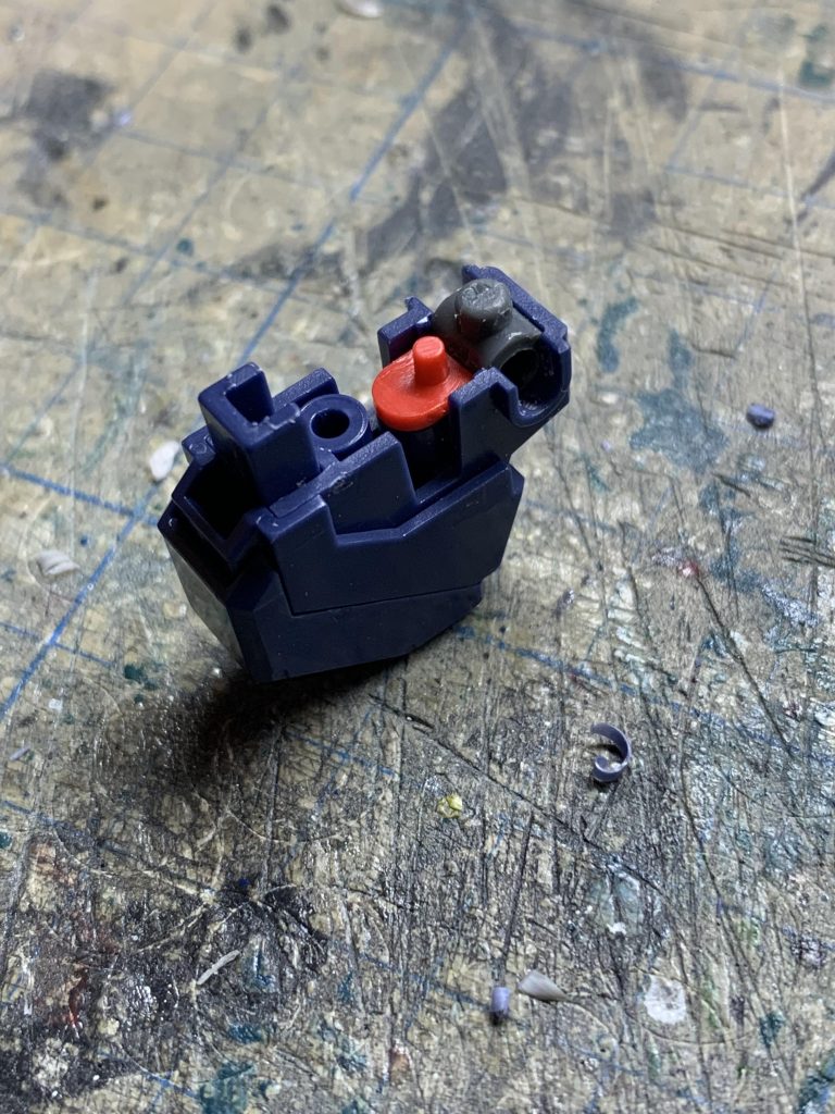 加工したポリキャップをフンドシ部分の内側、フロントアーマーの軸受けに押し込んでしまいます。