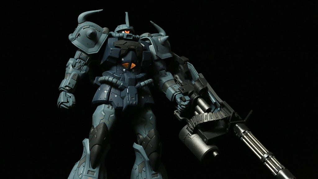 目は蛍光塗料のためブラックライトで光ります。