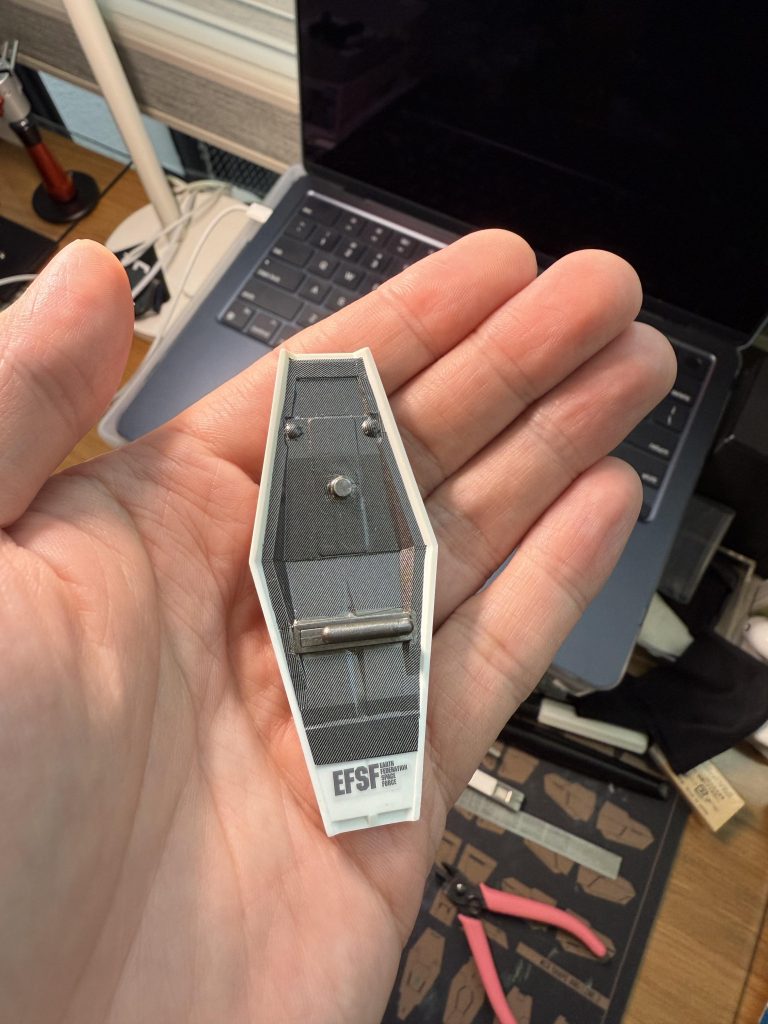 In addition, I used carbon-fibre patterned decals(those for vehicle kits) to dress up the back side of the shield.