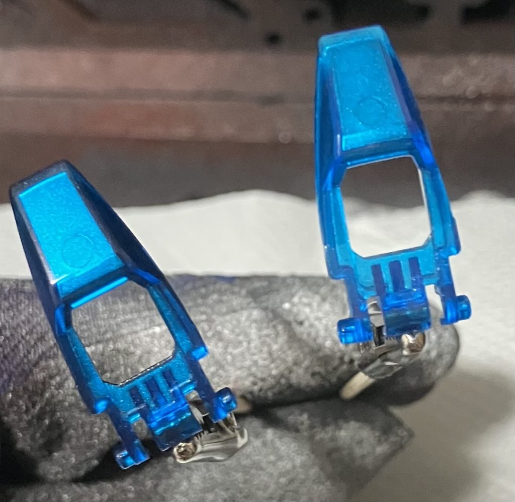 クリアパーツ裏側のシルバーは映えますが、さらに黒サフを裏側に吹くことで重厚感が増します。