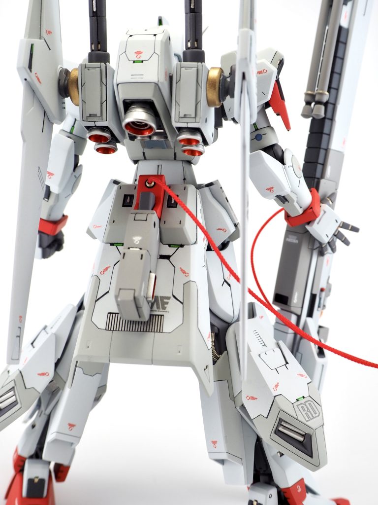 後ろ背部にエネルギーパックを増設、そこから有線で繋ぎ　ランチャーを安定して連射できるようにしている　という設定で制作していますバックパックもバーニアマシマシに増設