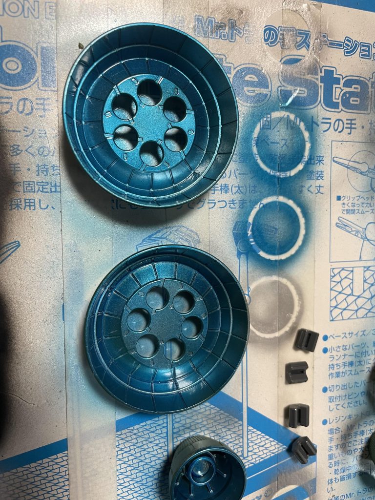 スラ内部は蛍光ブルーで。