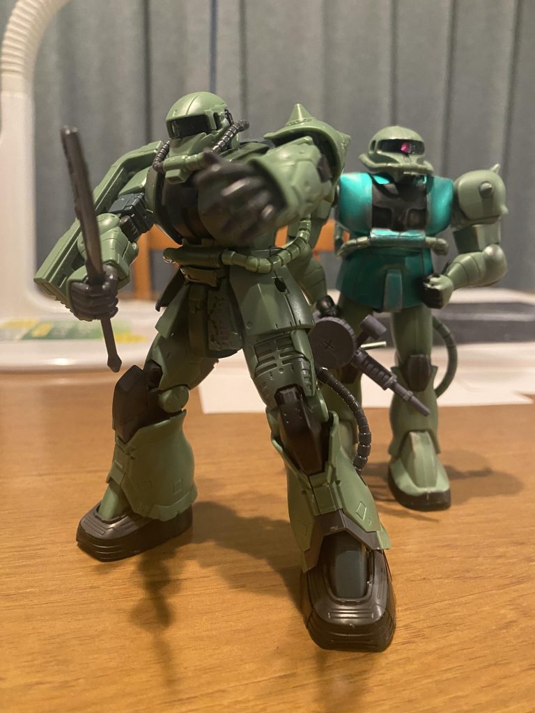 旧キットザクとの比較。進化がすごい。