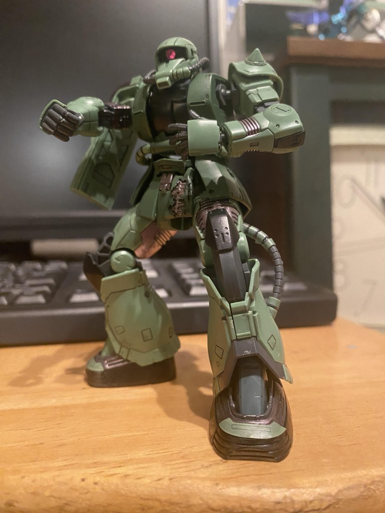 墨入れ、部分塗装とモノアイを付けました。