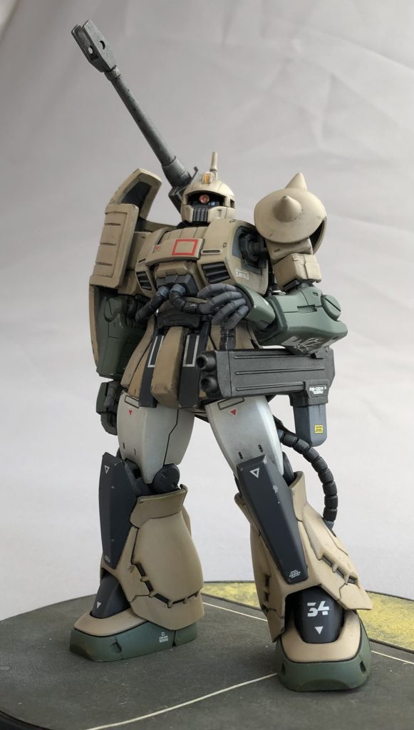 オリジンMSDからはザクキャノン的な機体が・ザクハーフキャノン・ザクキャノンテストタイプ・ザクキャノンと、3種ほどリリースされましたが、いずれも原型のMSV版とは形状が異なっております。今回ベースとしたプレバン版ザクキャノンも・前腕部・フロントスカート・足首のダクト等が違います。おそらく待っていても、このまま「正しいザクキャノン」は出してくれないのでしょうから、自力でゴール(MSV版)にたどり着くことにしました。主な改修点は下記の通りです。・キットは「イアン・グレーデン機」を意識したラビットタイプアンテナでしたが、通常のシングルアンテナに換装。・モノアイは開口しHアイズを埋め込みクリアラッカーでここだけ艶有仕上げ。・右肩のシールドは旧キットMSVより移植。ザクキャノンのシールドは丸みを帯びた大型シールドじゃないと!旧キットモノをベースにプラ板で厚み増し+MSDのジョイントを仕込み接続。・前腕部は旧HGUCグフのモノを移植。右腕のヒートロッド排出口はオミットしプラ材で塞ぐ。・フロントスカート前垂れ部をプラ板でストレートに成形。・足首の両サイドにダクト状の開口設置。・キャノン砲門にはピンバイスで開口追加・砲身端部に排気口状のディテール追加。・スモークディスチャージャーの肉抜きはエポパテで埋める。市販パーツでフタ追加。・その他、後ハメ加工や各部の筋彫り彫り直しなど