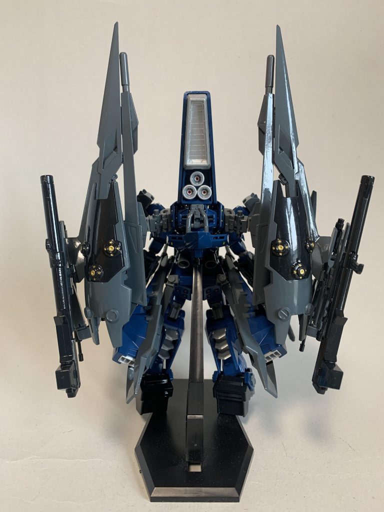 最後にアドヴァンスド・ビルドヘイズル・フルアームド(名前長い)。空間戦闘仕様をベースとしてフロントアーマーのサブアームにビームライフル、シールドバインダーにサブアームとウェポンラックを取り付けて、バズーカとジムライフル、脚部に使い捨てミサイルランチャーを増設した決戦仕様です。