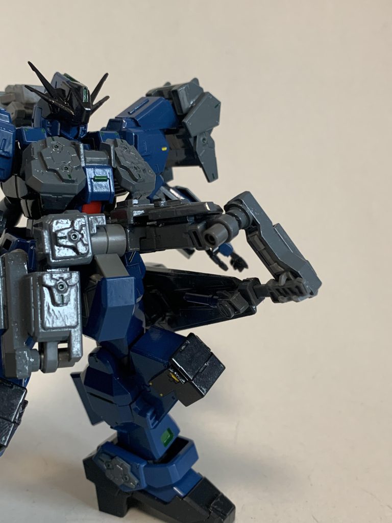 シールドブースターのポジションを変更することでフロントアーマーのサブアームでもナイフを引き抜く事が可能です。