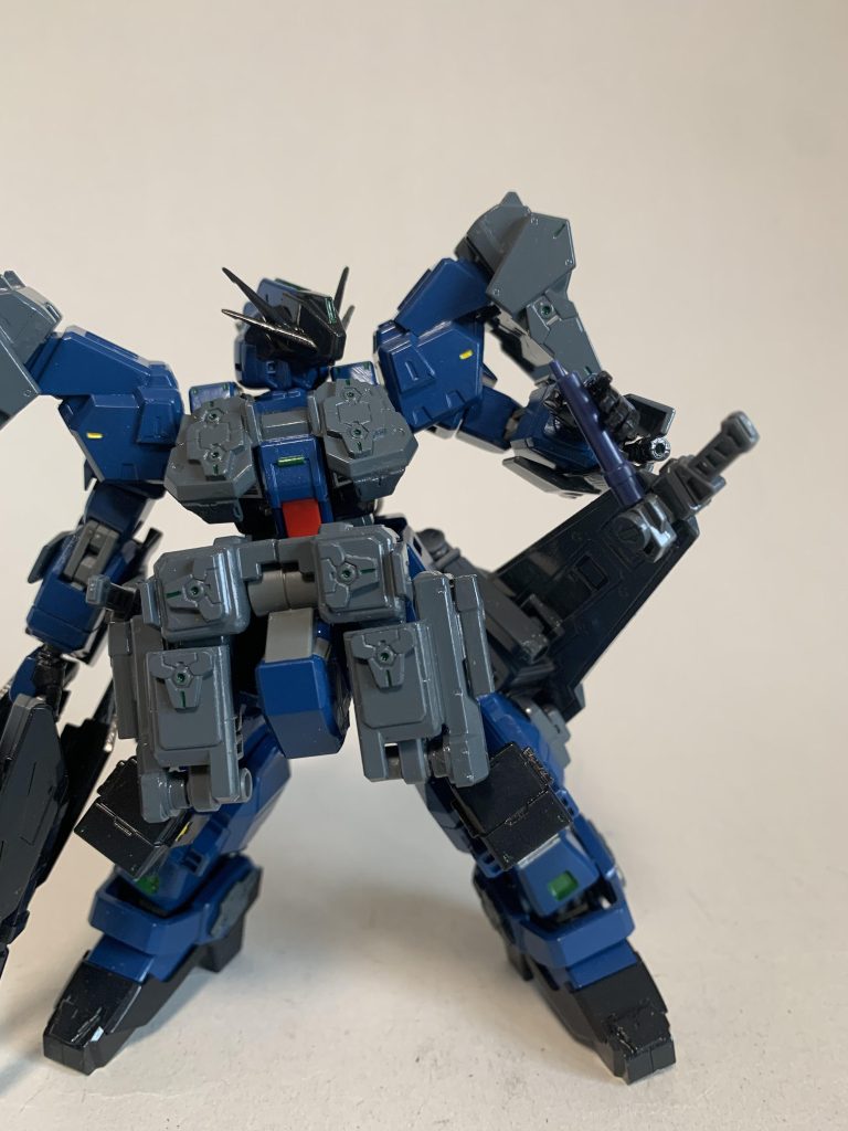 こちらもシールドブースターのポジションを変更することで無理なくサーベルを引き抜けます。