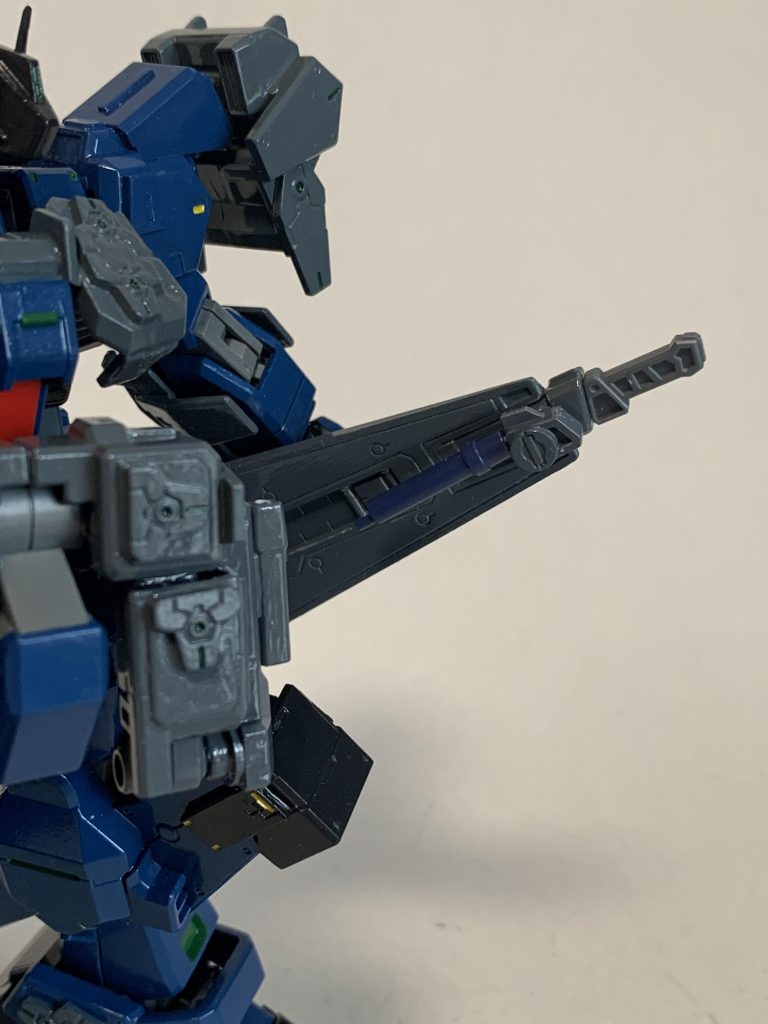 もともとのナイフシースの接続部に3mmランナーで軸を作り、そこに回転稼働するビームサーベルホルダーを設置しました。