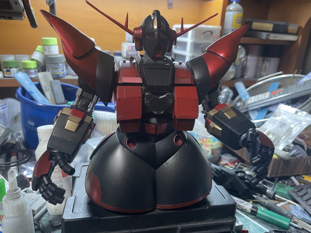 装備全パージ状態。驚異的な性能でシャアはアムロのガンダムを撃墜。しかし、コアファイターで脱出したアムロと宇宙を漂うララァと交信し真の敵はザビ家と悟り、アムロを見逃して進路をア・バオア・クーへと向ける。そんな妄想の塊な機体でした。