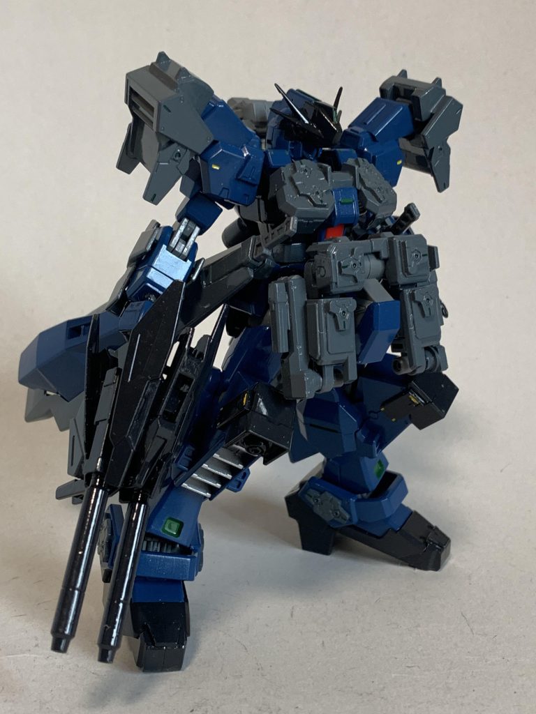 まずは基本形態。武装は右手のツインビームライフル、腰のシールドブースター先端にナイフとビームサーベルホルダーを装着しています。