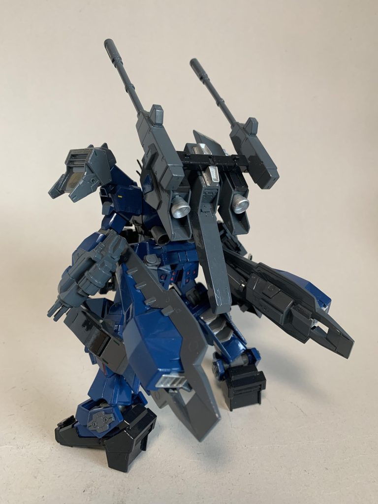 具体的にはフィフティーンキャリバーと増加ブースターを一緒にしたユニットと左腕のバルカン砲、脚部の使い捨てミサイルランチャーを増設しています。