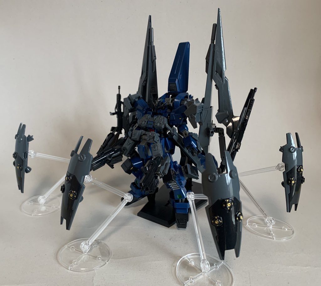 スプレッドビーム砲装備のシールドファンネルを展開した防御形態。これは空間戦闘仕様になればフルアームドでなくても使用可能。