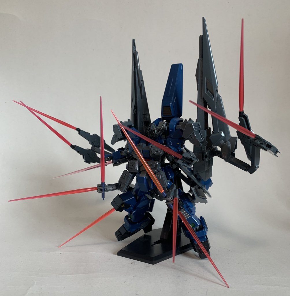 全12本のビームサーベルによる近接格闘戦。